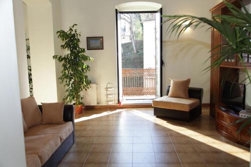 a living room with a couch and a tv at I Due Principi in San Marco Argentano
