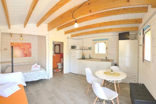 uma cozinha e sala de jantar com mesa e cadeiras em Chiclana-Cabaña-Parking-BLUE em Chiclana de la Frontera