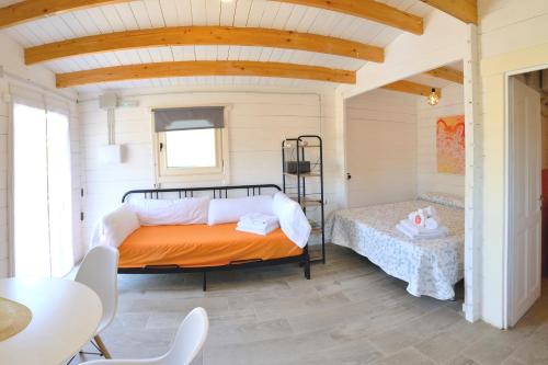 um quarto com uma cama, uma mesa e cadeiras em Chiclana-Cabaña-Parking-BLUE em Chiclana de la Frontera