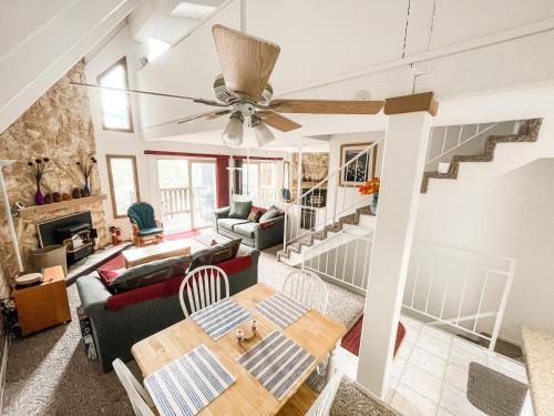 a living room with a ceiling fan and a table at Perfect Ski Rental 2 blocks from Village Gondola in Mammoth Lakes