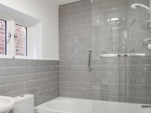 ein Badezimmer mit einer Badewanne, einem WC und einem Waschbecken in der Unterkunft Cobblestones in Whitby