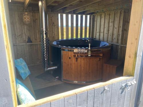 una vasca in legno all'interno di una casa di legno di Kinnoull House near Stornoway Hot Tub/Pet Friendly a Garrabost
