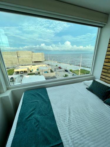 1 dormitorio con ventana grande con vistas al océano en HABITACION, VISTA AL MAR, en Boca del Río