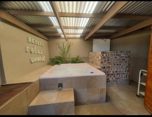 uma banheira de hidromassagem num quarto amplo com em Revive Guesthouse em Darling