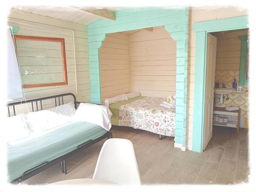 a bedroom with a bed and a table in a room at AGUA Cabaña con jardín y parking privado Chiclana in Chiclana de la Frontera