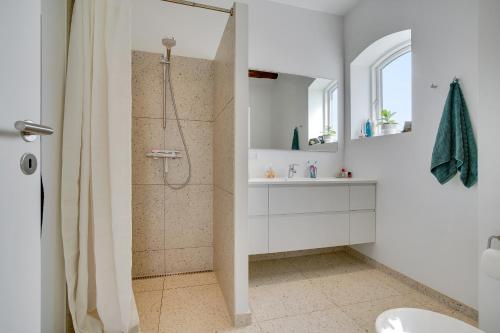 Koupelna v ubytování Pakhuset