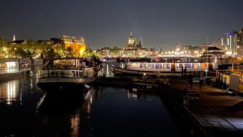 Gallery image of Unique Hotelboat botel Lena Maria in Amsterdam