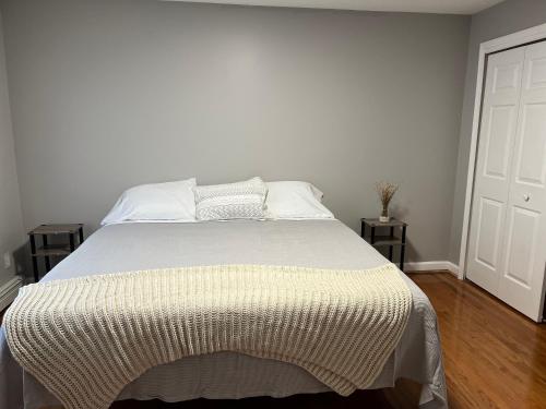 Een bed of bedden in een kamer bij Comfy Loft Beacon NY