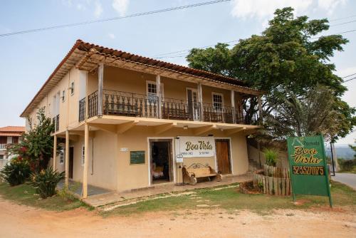 una casa con un cartel delante de ella en Pousada Boa Vista, en Tiradentes