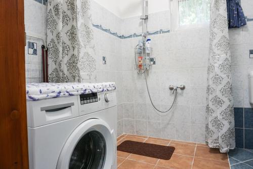 Bilik mandi di Spacious house in the outskirts of Budapest