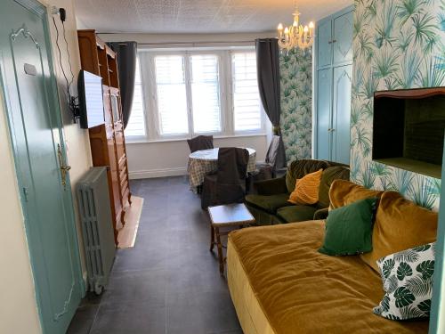 un salon avec un canapé et une table dans l'établissement La Residence rdc, à Le Mont-Dore