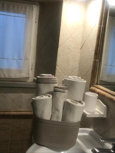 Ein Haufen Toilettenpapier auf einem Waschbecken in der Unterkunft Casa Relax in Cerreto Laziale