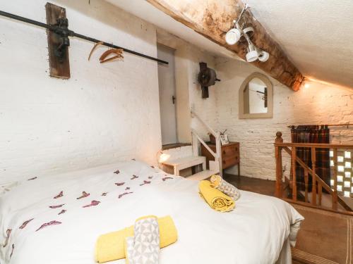1 dormitorio con 1 cama blanca en una habitación en The Toolshed, en Warrington
