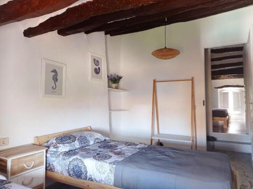 Schlafzimmer mit einem Bett, einem Tisch und einem Spiegel in der Unterkunft casa costa dorada con piscina in Creixell
