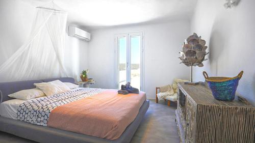 ミコノス・シティにあるUnique Sea View Mykonos Villaの窓付きの部屋にベッド付きのベッドルーム1室があります。