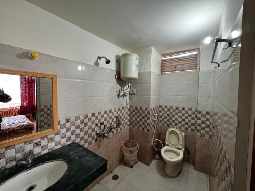 a bathroom with a sink and a toilet at YOLO Backpackers MAX - Manali in Manāli