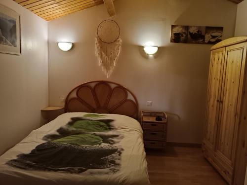 - une chambre avec un lit, une armoire et des lumières dans l'établissement GITE DE KATE, à Albières