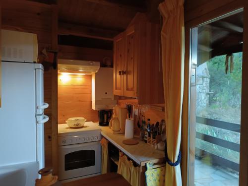 Il comprend une petite cuisine équipée d'une cuisinière et d'un réfrigérateur. dans l'établissement GITE DE KATE, à Albières