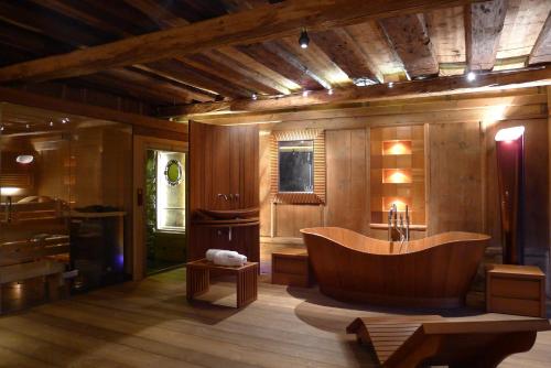 a large bathroom with a tub in a room at Luxus Chalet Mühlermoos in Ramsau im Zillertal