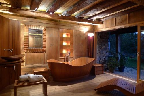 duża łazienka z wanną i oknem w obiekcie Luxus Chalet Mühlermoos w mieście Ramsau im Zillertal