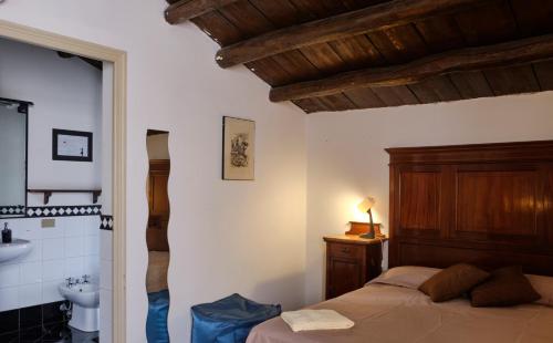 1 dormitorio con 1 cama y baño con lavamanos en Attico con terrazza sul porto, en Palermo
