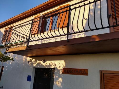 - un balcon sur le côté du bâtiment dans l'établissement Adriana Holiday house Nova Vas, à Nova Vas