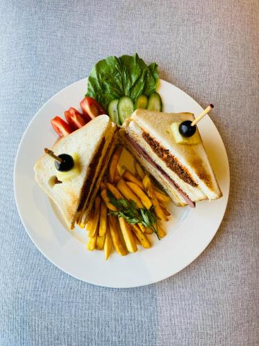 Makanan di atau berdekatan hotel