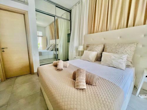 una camera da letto con un grande letto con due cuscini sopra di Syllas Grand Resort - Prestigious Villa 8 a Edipsos