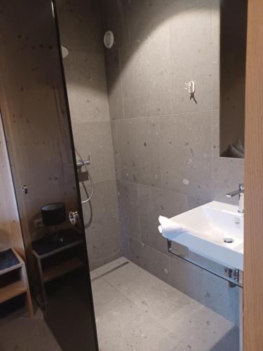 uma casa de banho com um lavatório e um espelho em Klus Brugg em Mellau
