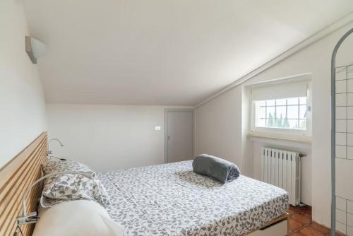 um quarto com uma cama com uma almofada em Garda Friends Apartments em Toscolano Maderno