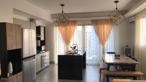 a kitchen with a table and a dining room at Hermoso apartamento de dos dormitorios in Santiago de los Caballeros