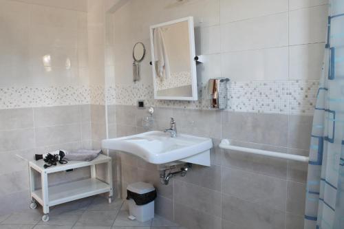uma casa de banho com um lavatório e um espelho em B&B Vesuvio Smiling em Ercolano