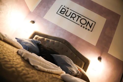 1 dormitorio con 1 cama con cartel de aptitud en la pared en Cinemovie Guesthouse en Roma