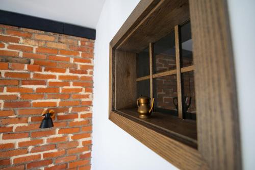 a brick wall with a window in a room at ANTICA RESIDENZA TOSCANA in Dumbrăviţa