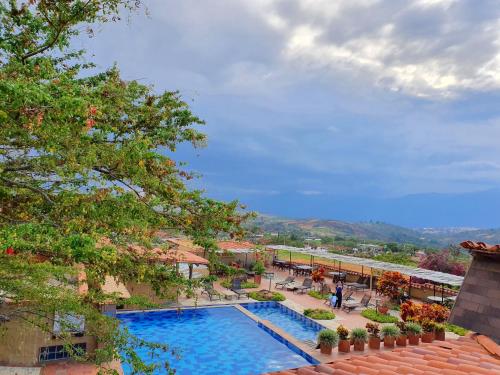 - une vue sur la piscine d'un complexe dans l'établissement Hotel Terra Barichara, à Barichara