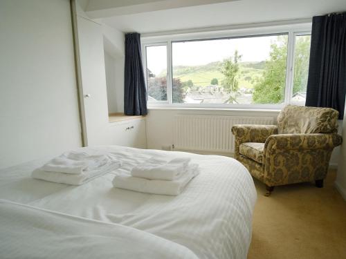 1 dormitorio con 1 cama, 1 silla y 1 ventana en Hobnail House, en Staveley