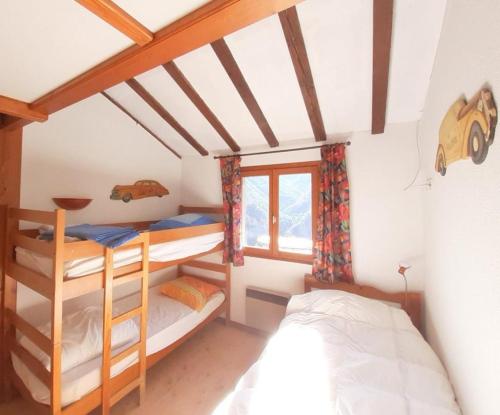 a bedroom with bunk beds in a house at Gîte paisible au cœur des montagnes à Nohèdes in Nohèdes