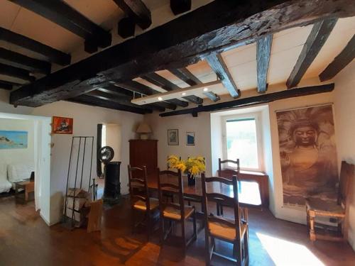 une salle à manger avec une table et un tableau au mur dans l'établissement Gîte paisible au cœur des montagnes à Nohèdes, à Nohèdes