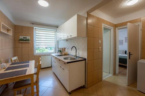 Majoituspaikan Nya Apartment keittiö tai keittotila