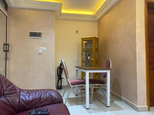 a living room with a table and two chairs at RÉSIDENCE MARTHA in Yaoundé