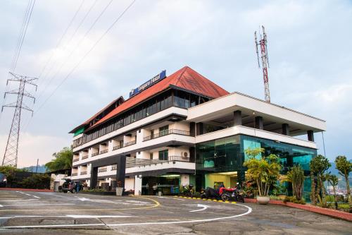 a building with a parking lot in front of it at HOTEl TANGARA in Pereira