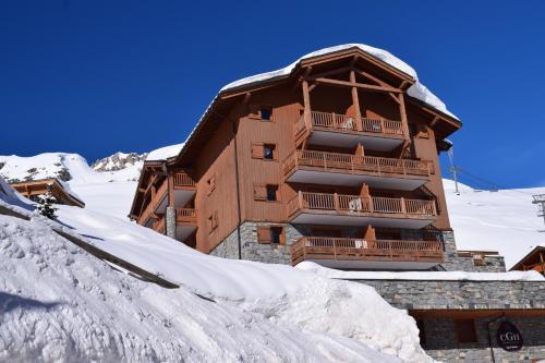 una cabaña de esquí con una pila de nieve delante de ella en Tignes2100 - Le Télémark, en Tignes