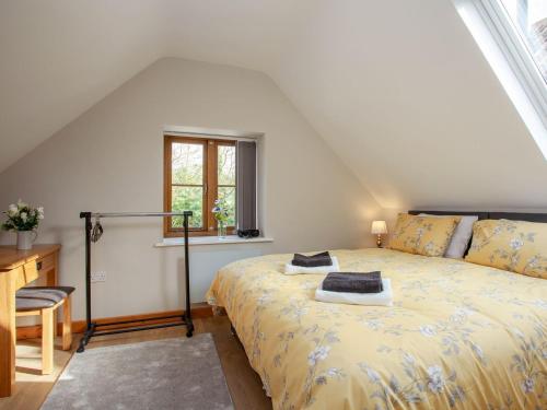 een slaapkamer met een bed en een raam bij Daisy Cottage - Uk31294 