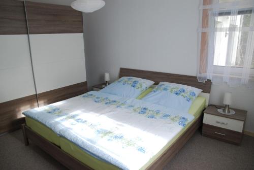Un dormitorio con una cama grande con flores azules. en Ferienwohnung Burgruine, en Rauenstein