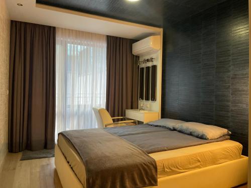 una camera con un grande letto e una finestra di Luxury Apartments In Top City Center Varna 1 a Varna