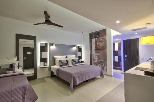 ein Schlafzimmer mit Bett und Deckenventilator in der Unterkunft Hotel Valentina in St Julian's