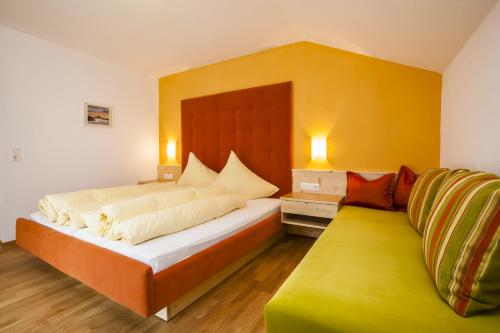 เตียงในห้องที่ Pension Alpina Neustift