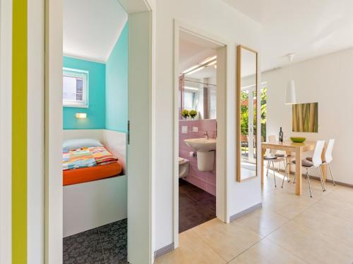 ツィローにあるBeautiful Seaside Holiday Home in Zierowのベッドルーム1室(ベッド1台、テーブル付)、バスルーム1室が備わります。