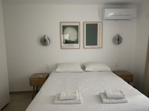 sypialnia z łóżkiem z dwoma ręcznikami w obiekcie Résidence Casa Olea - Studio - T2 - T3 w mieście Cauro
