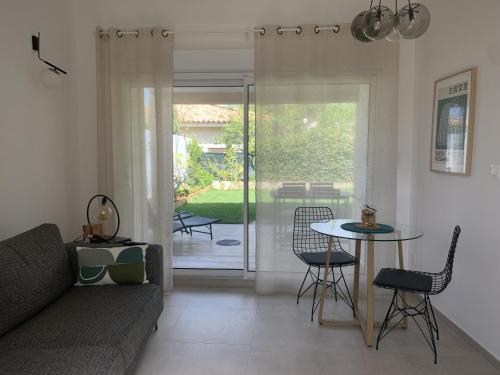 - un salon avec un canapé et une table dans l'établissement Résidence Casa Olea - Studio - T2 - T3, à Cauro